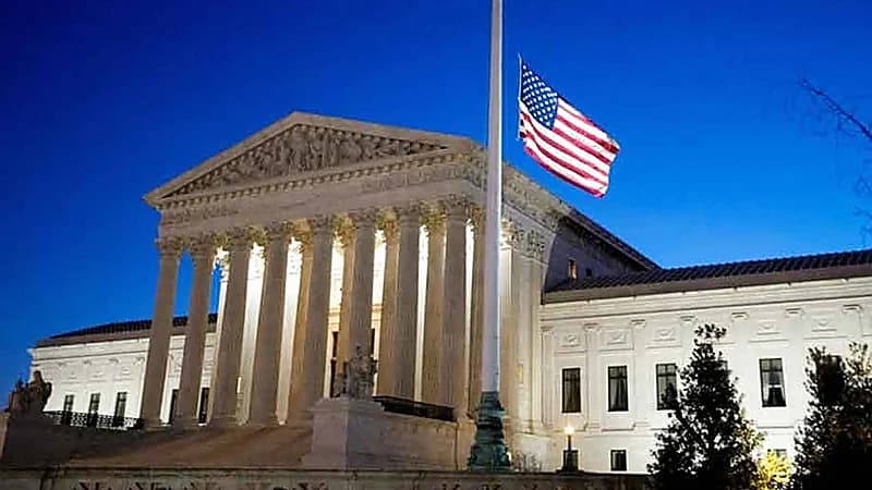 لحظة هروب رجل مكبل اليدين من محكمة أمريكية .. فيديو