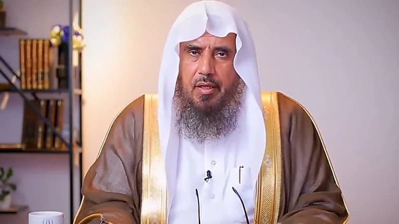  هل يجوز وضع الصدقة أمام منازل الفقراء دون إخبارهم للإخلاص؟ .. الشيخ الخثلان يُجيب .. فيديو