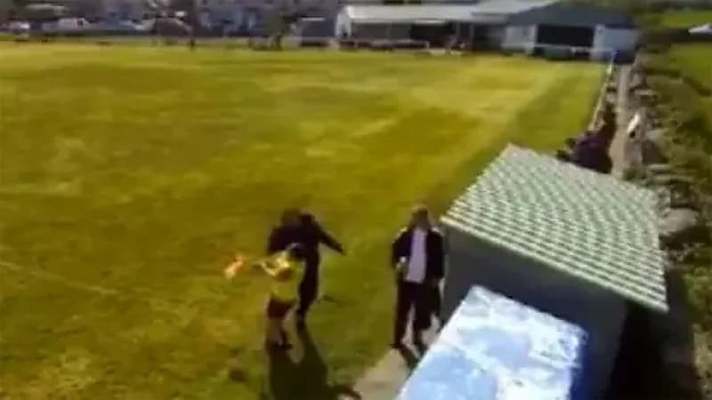 مدرب يفقد أعصابه ويعتدي بعنف على الحكم .. فيديو