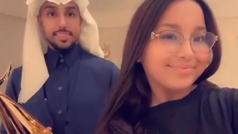 ابنه سالم الدوسري  تحتفل بفوزه بجائزة الرياضي المفضل .. فيديو