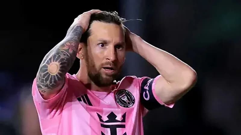 ميسي في ورطة بعد اعتدائه على الحكم  ..  فيديو