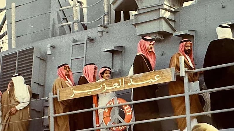 الأمير عبدالعزيز بن فهد والملك فهد أثناء زيارتهما لسفينة حربية في صورة نادرة