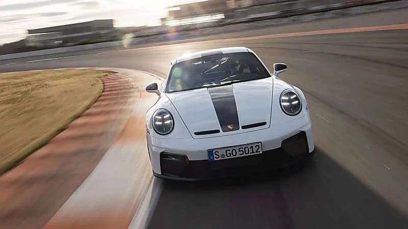 بورشه 911 جي تي 3 موديل 2025: أداء مذهل وتصميم استثنائي