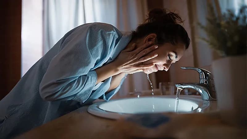 ترك المكياج على الوجه قبل النوم يسرع ظهور التجاعيد