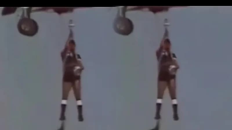 مقطع نادر لحكم مباراة الاتحاد والهلال يصل الملعب عبر إنزال جوي قبل 40 عام.. فيديو