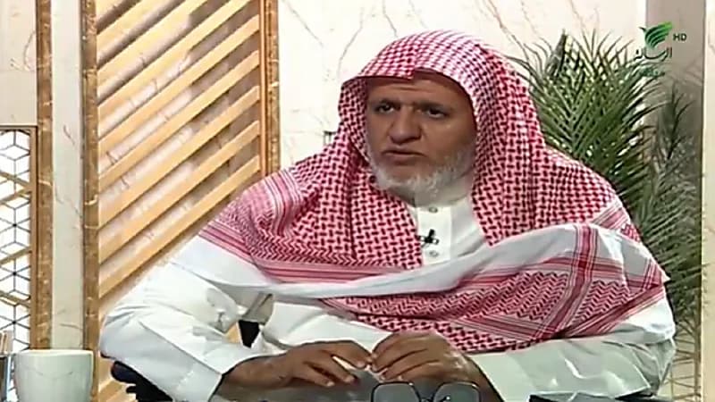 حكم الكلام أثناء الطواف حول الكعبة .. فيديو