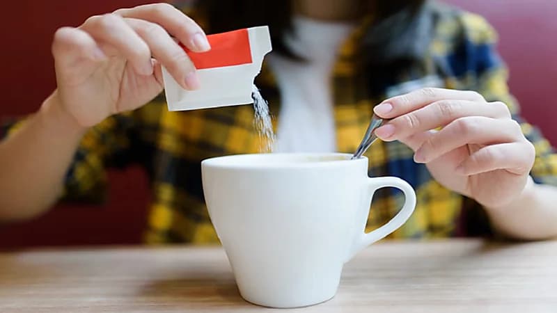 بديل شائع للسكر يضر بصحة القلب والدماغ