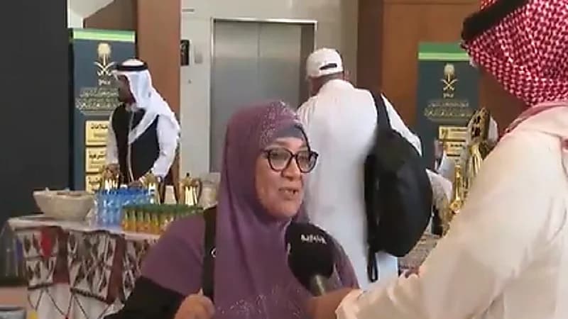 فرحة سيدة جزائرية بتحقيق أمنيتها بالحج .. فيديو