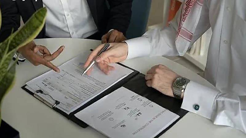 تعديل جديد بنظام العمل يلغي اشتراط تضمين السبب المشروع بإشعار إنهاء العقود