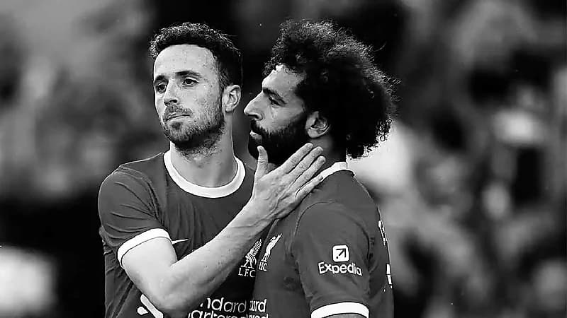 محمد صلاح يظهر لأول مرة مع عائلة جوتا في أنفيلد .. صور