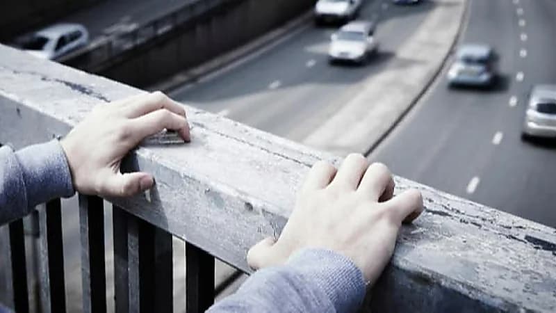 شاب يثير الجدل بمحاولة انتحار في بث مباشر