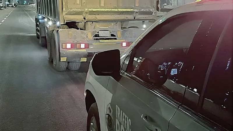 المرور يضبط قائد شاحنة خالف السير في الرياض