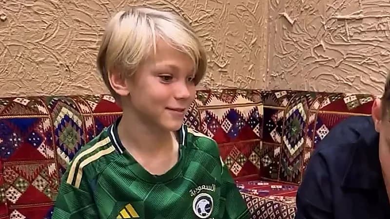 سياح روس يعيشون تجربة الطعام السعودي لأول مرة ..فيديو