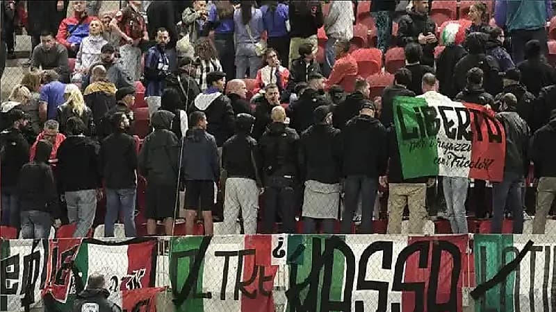جماهير  إيطاليا تدير ظهرها للملعب أثناء عزف النشيد الوطني لإسرائيل .. صور