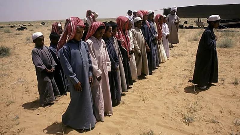 لقطة نادرة لطلاب مدرسة "آل عمرة" وهم يصلون الظهر بصحراء الدهناء