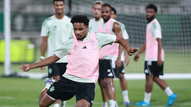 الأهلي يوافق على انتقال لاعبه إلى نيوم