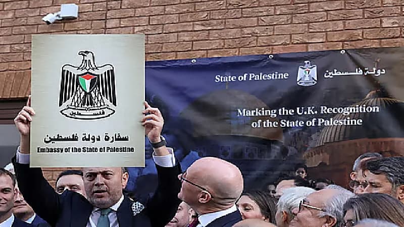 السفير الفلسطيني يرفع علم بلاده على مقر السفارة في لندن.. فيديو