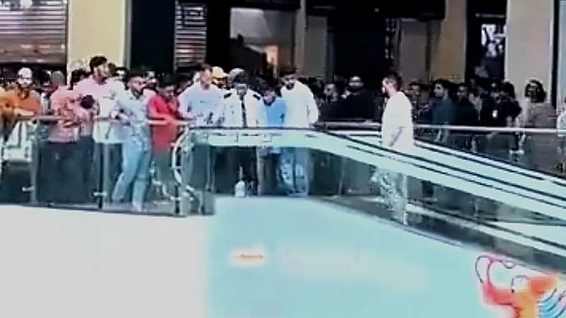 رجل يوقف السلم الكهربائي في مركز تجاري لأداء الصلاة  .. فيديو