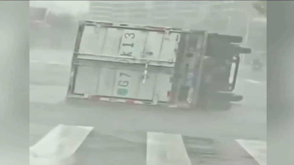 عاصفة قوية تجتاح جنوب الصين.. فيديو