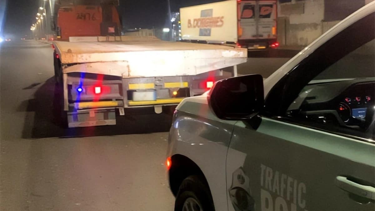 ضبط قائد شاحنة لارتكابه مخالفة عكس السير والقيادة فوق الرصيف بجدة