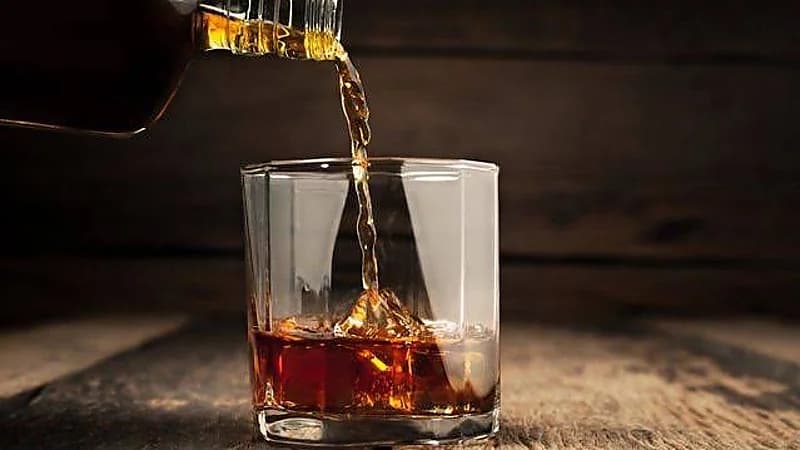 خبيرة تغذية: الكحول هو الأكثر خطورة على الرشاقة