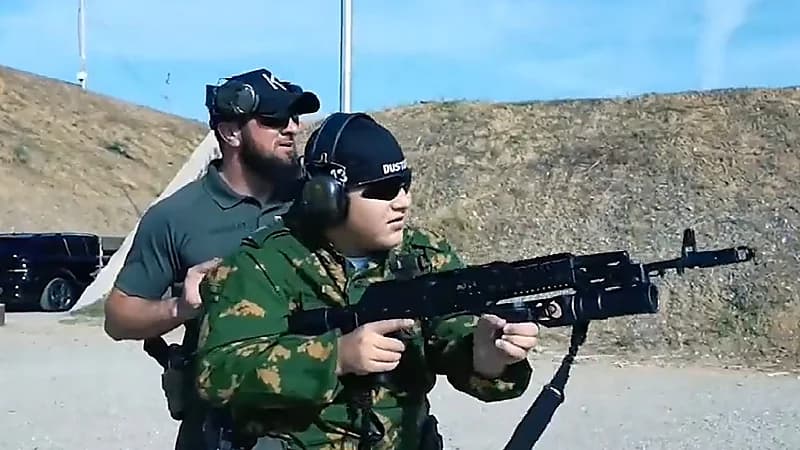 شاهد .. زعيم الشيشان يدرب أبناءه للقتال في أوكرانيا