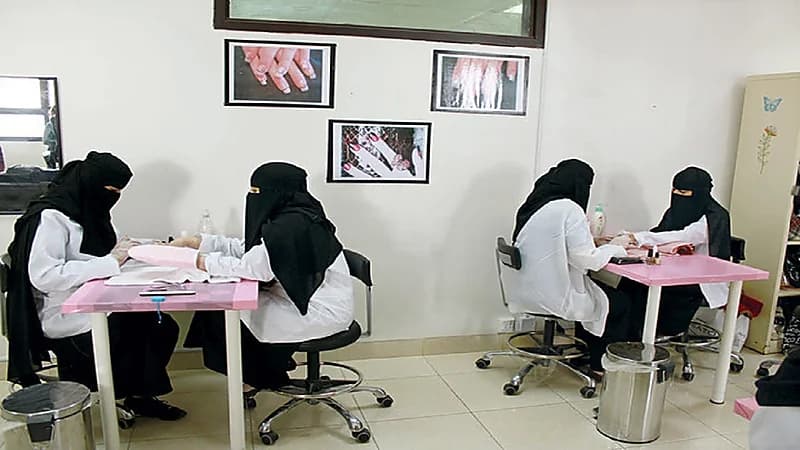 الكشف عن عقوبة وجود كاميرات داخل محال التزيين النسائي