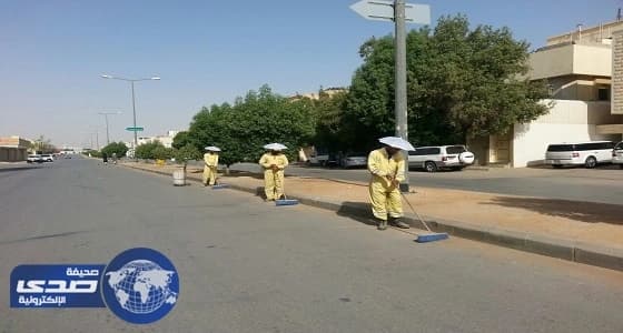 أمانة الرياض تزود عمال النظافة بـ 6 آلاف مظلة لحمايتهم من حرارة الشمس