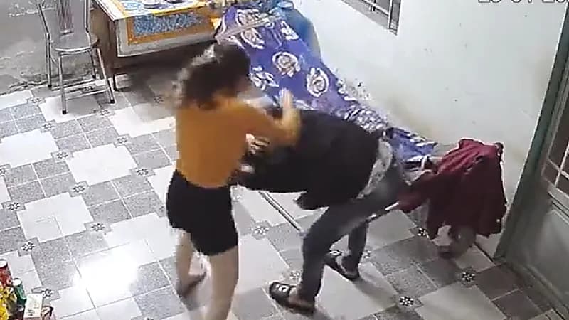 شاهد.. سيدة تضرب زوجها لأنه نسي إلقاء القمامة