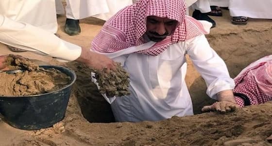 مشاهد مؤثرة لأمير نجران لحظة دفن ابن أخيه