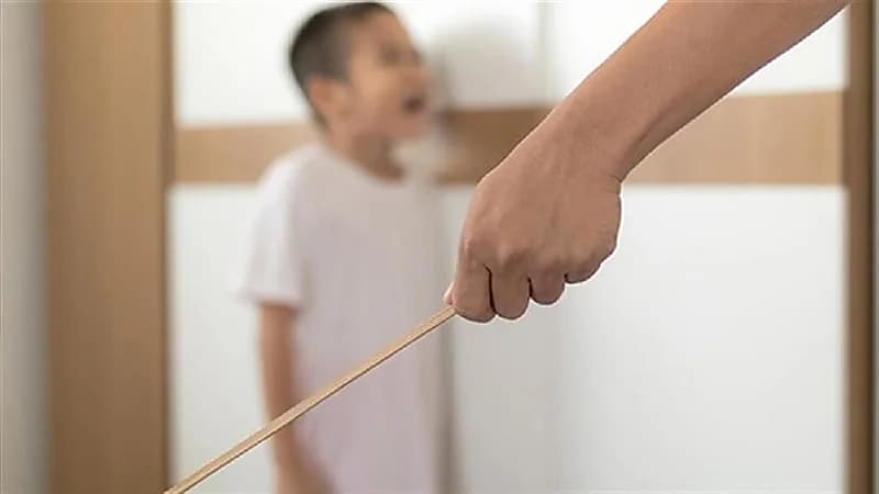 صورة.. تعذيب يتيم وكسر ساقه في دار رعاية بليبيا