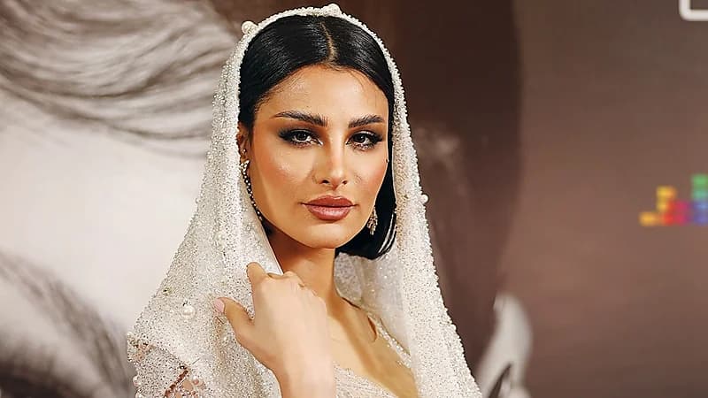 محاولة صعود شخص للمسرح بالخيزرانة أثناء غناء أميمة طالب .. فيديو
