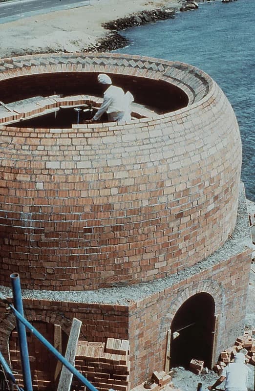 قبة مسجد الجزيرة على كورنيش جدة أثناء الانشاء