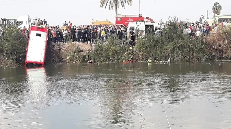 حبس سائق حافلة سقطت في ترعة بمصر