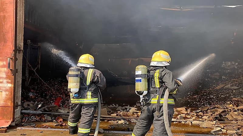 اندلاع حريق في مستودع بالدمام .. صور