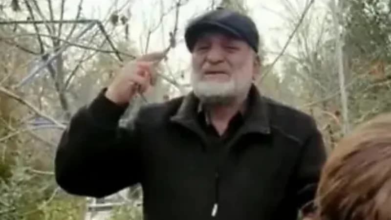 فيديو يفطر القلوب لإيراني يبكي بحرقة عند قبر ابنه ضحية "الملالي"