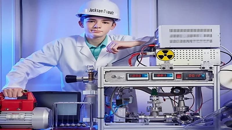 طفل يدخل موسوعة غينيس لبنائه مفاعل نووي داخل غرفته.. فيديو