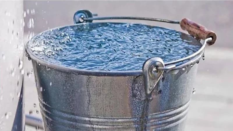 جدلاً واسعاً بعدما أخبر فندق شهير زبائنه بتوفير دلواً إذا احتاجوا إلى ماء ساخن