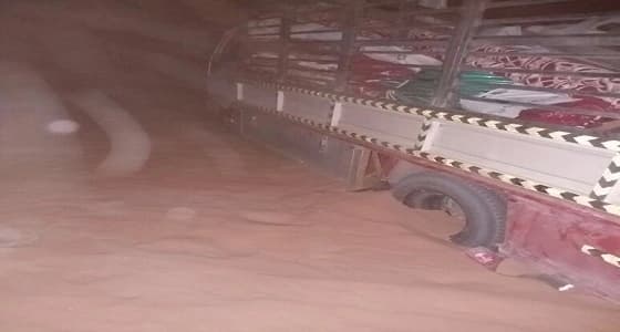 بالصور.. إخراج سيارة شحن علقت بالرمال في الثمامة