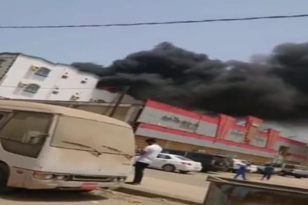شاهد.. حريق هائل في مبنى العلاج الطبيعي بالقنفذة
