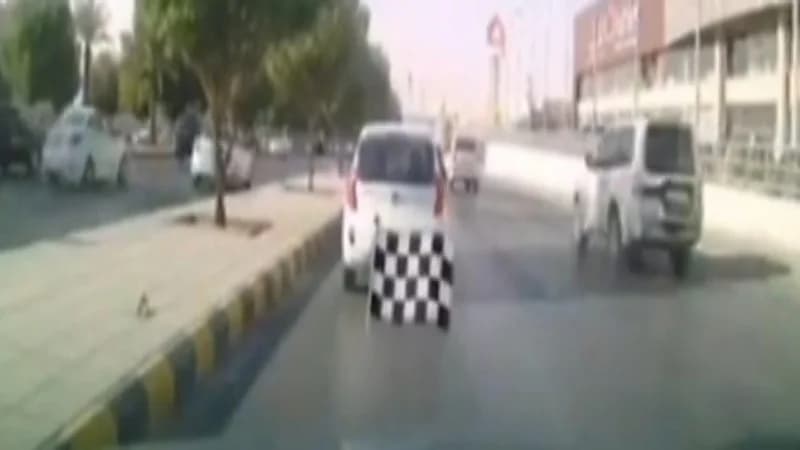 شاهد.. تصرف غريب من فتاة يتسبب في تصادم عدد من المركبات