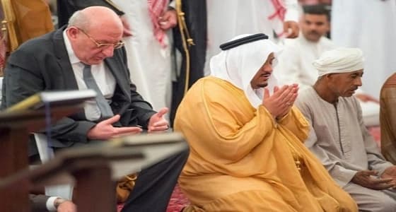 بالصور.. نائب أمير الرياض يؤدي صلاة الميت على الشهيد عبدالمطلب أحمد