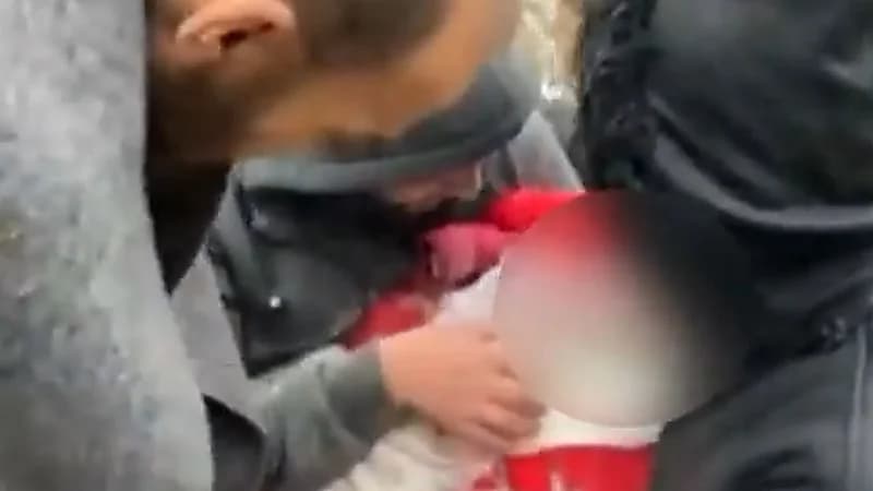 مشهد مؤثر لأب يودع رضيعه بعد زلزال سوريا