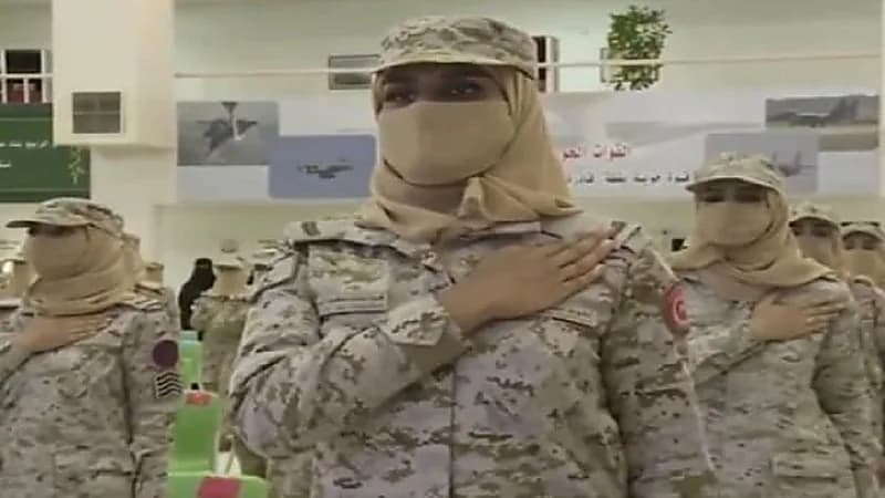شاهد.. تخريج أول دفعة من مركز تدريب الكادر النسائي للقوات المسلحة السعودية