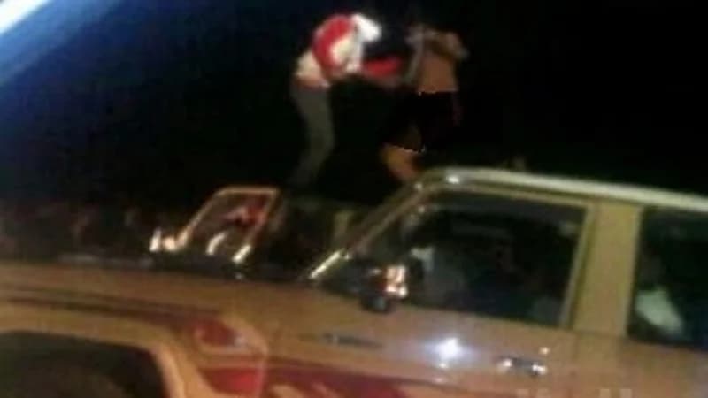 شخص يرقص فوق مركبته عاريا لتعرضه لمخالفة "كمامة"