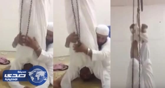 بالفيديو.. مريض معلق كالذبيحة .. ومغردون:طب شعبي و لا ملحمة حاشي