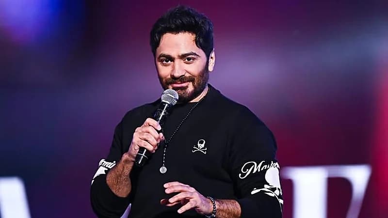 مصابون في حفل تامر حسني بعد سقوط حامل إنارة معدني.. فيديو