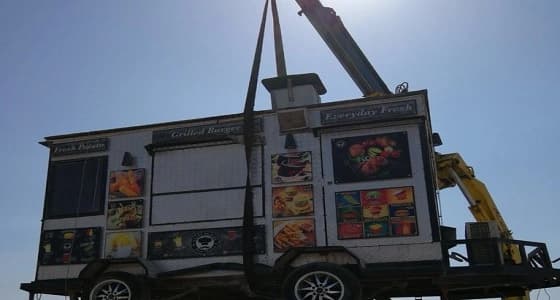 بالصور.. رفع عربات مخالفة بحي ضاحية الملك فهد