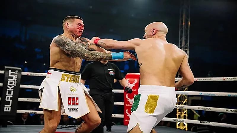 ملاكم يوجه ضربة قاضية مذهلة لخصمه ويرفض الاحتفال احترامًا له.. فيديو