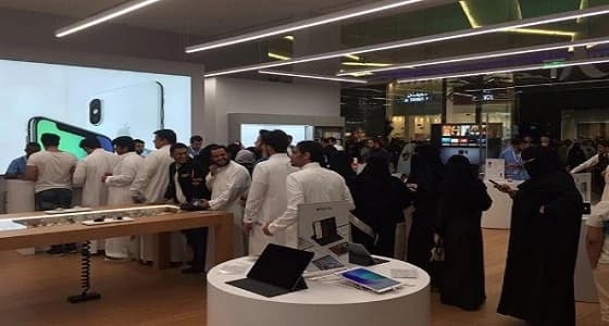 بالصور.. طوابير أمام منافذ بيع أيفون إكس
